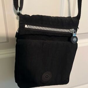 Kipling cross body travel purse. Black. GUC.